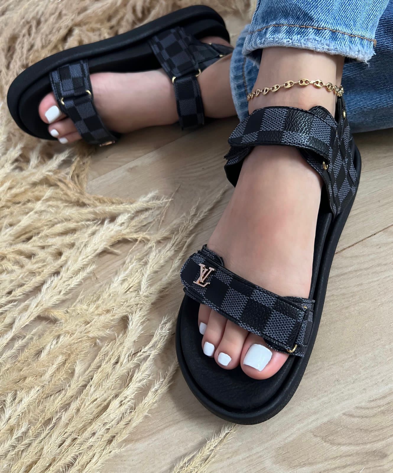 SANDALIA LV CIERRE MÁGICO